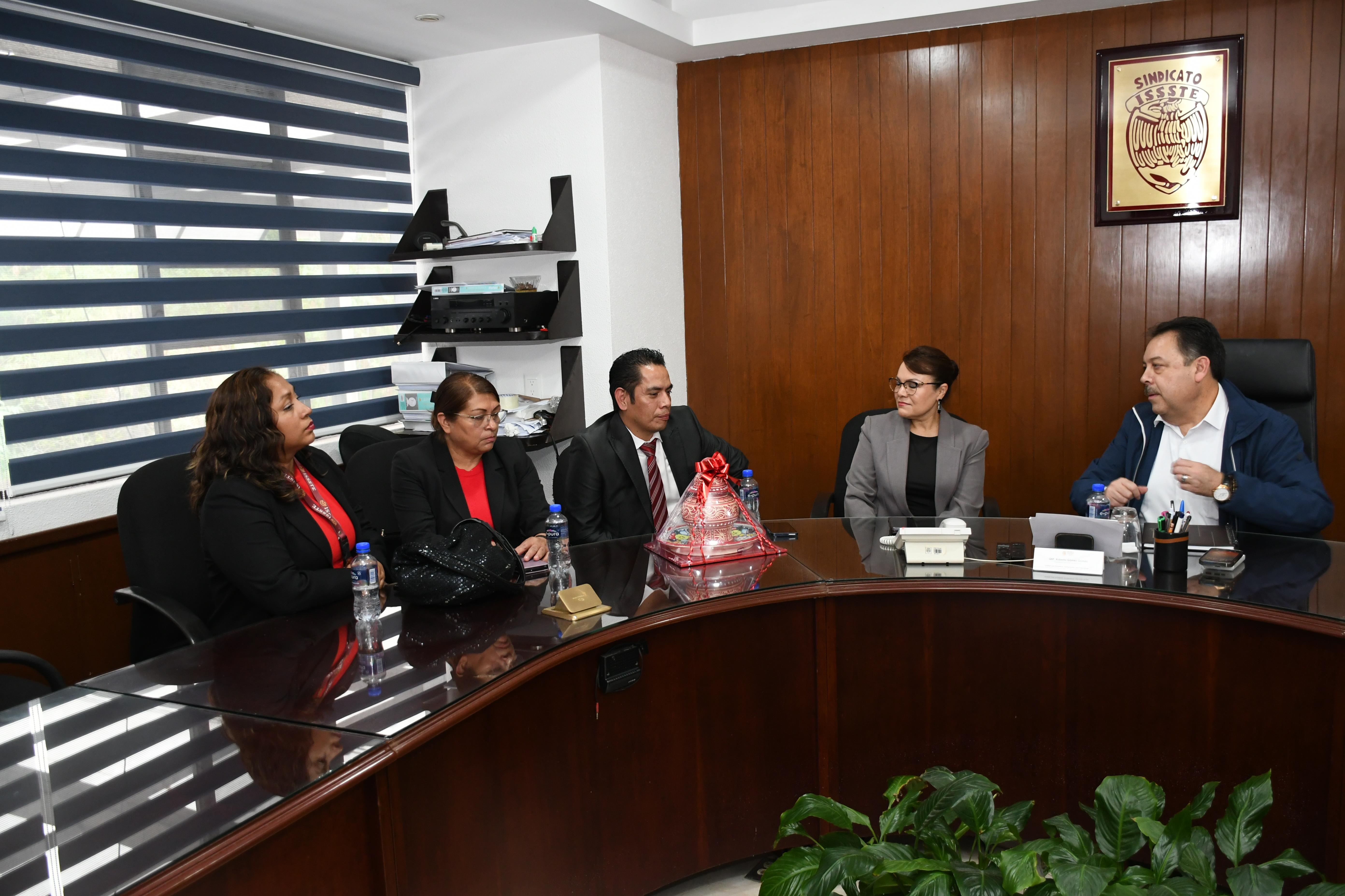 Visita compañeros de Puebla
