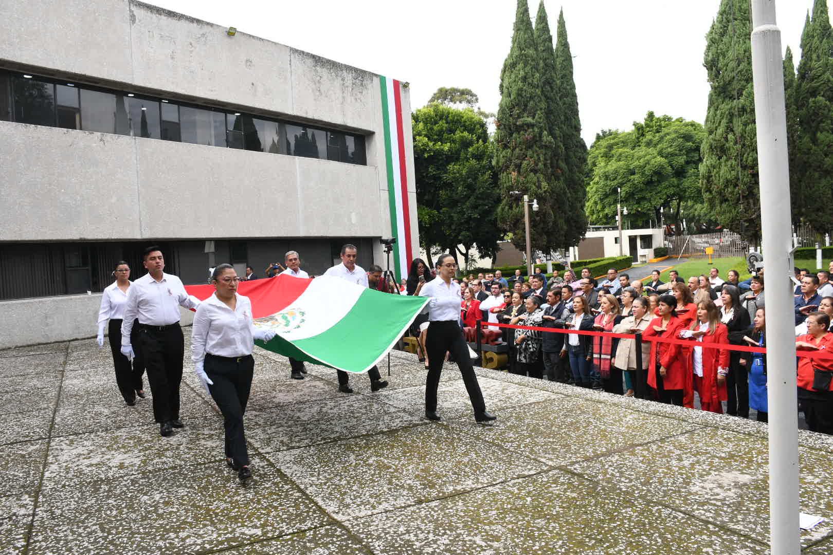 Ceremonia de Izamiento de Bandera