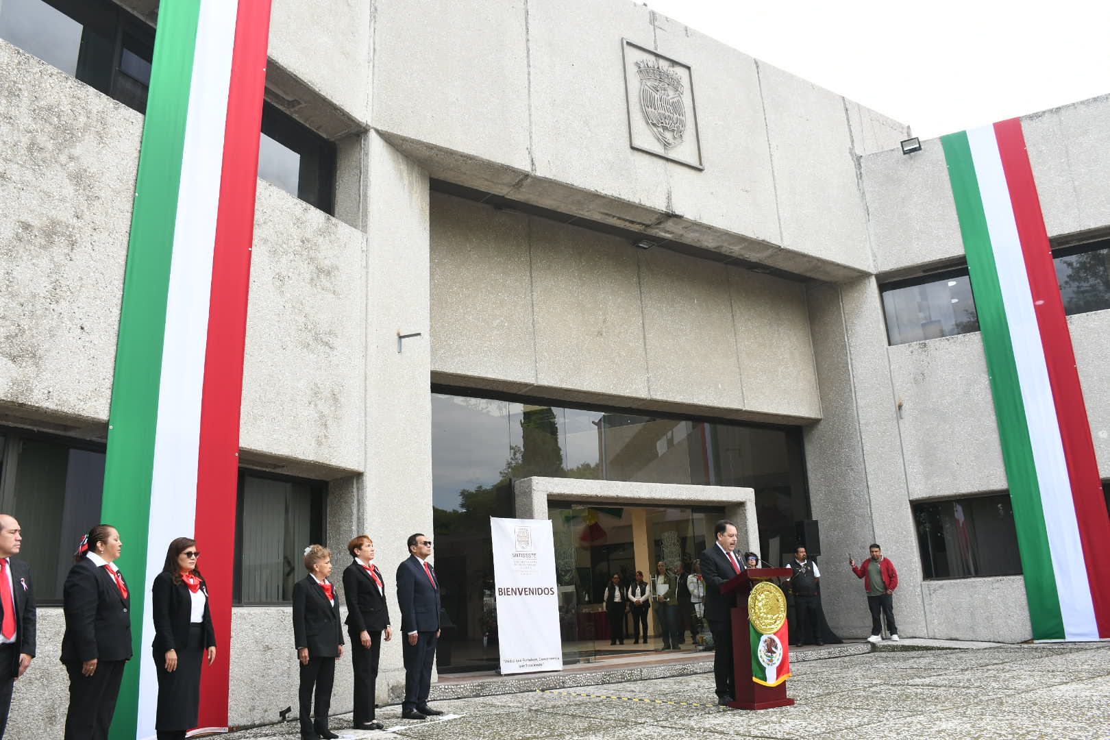 Ceremonia de Izamiento de Bandera