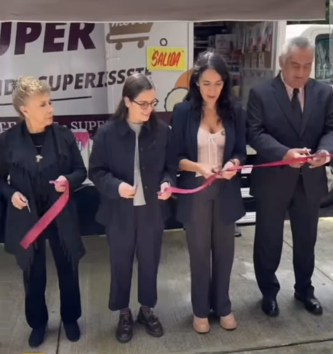 Unidad Movil  Supermovil de SUPERISSSTE en la Secretaria de Economia